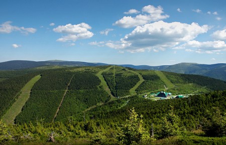 Červenohorské sedlo s horou Praděd v pozadí